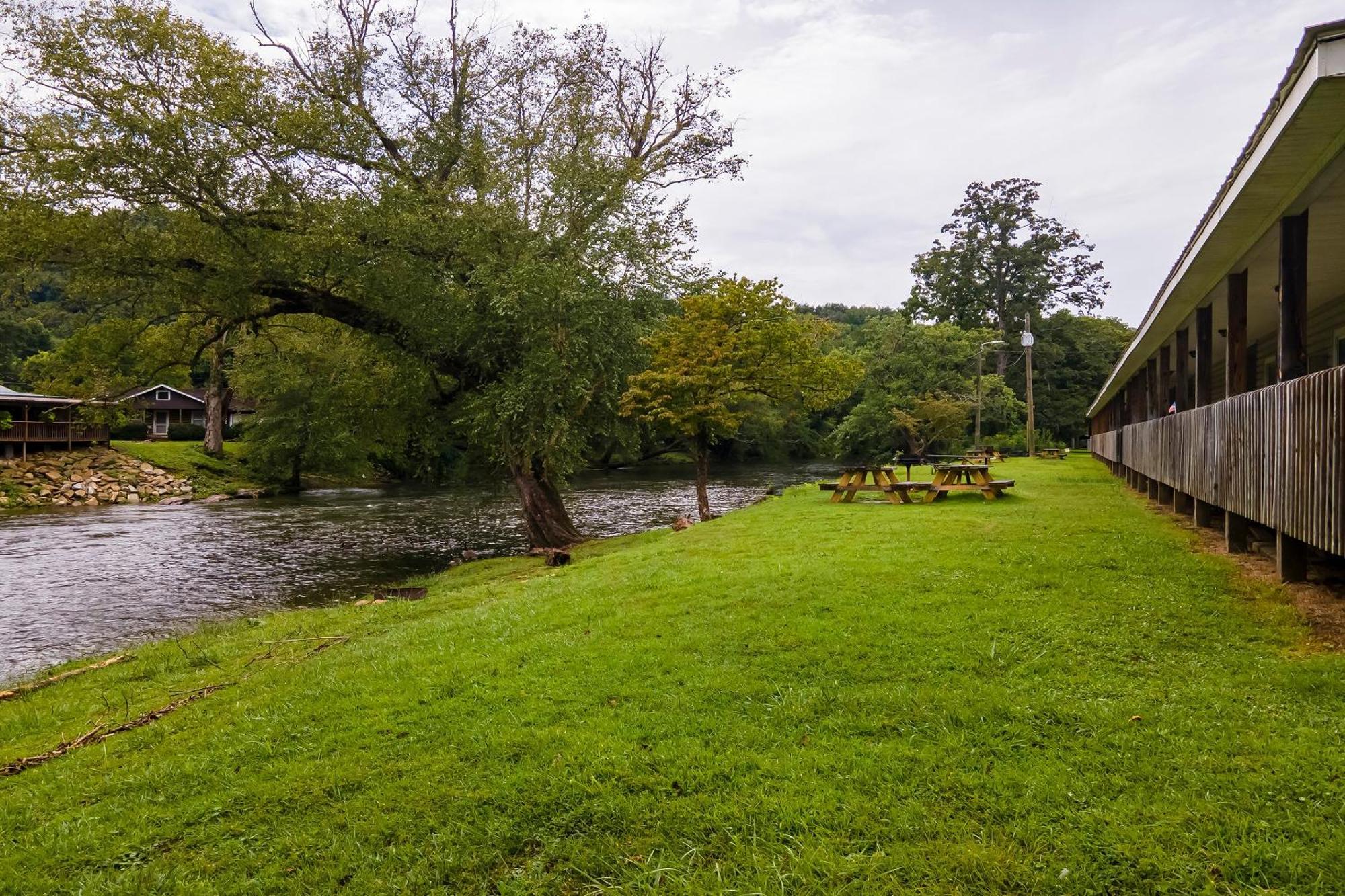 Lloyd'S On The River Country Inn By Oyo ブライソン・シティ エクステリア 写真