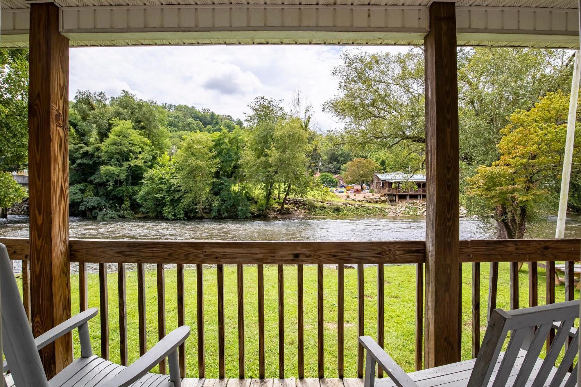 Lloyd'S On The River Country Inn By Oyo ブライソン・シティ エクステリア 写真